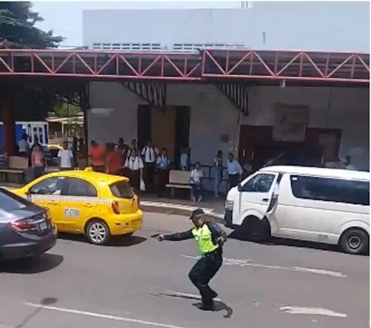 De película. Conductora se da a la fuga y por poco arrolla a policías en Panamá Oeste. Videos