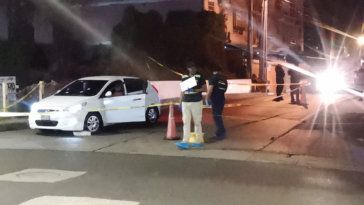 No llegó a su casa. Lo acribillan dentro de su auto en Pueblo Nuevo. Video