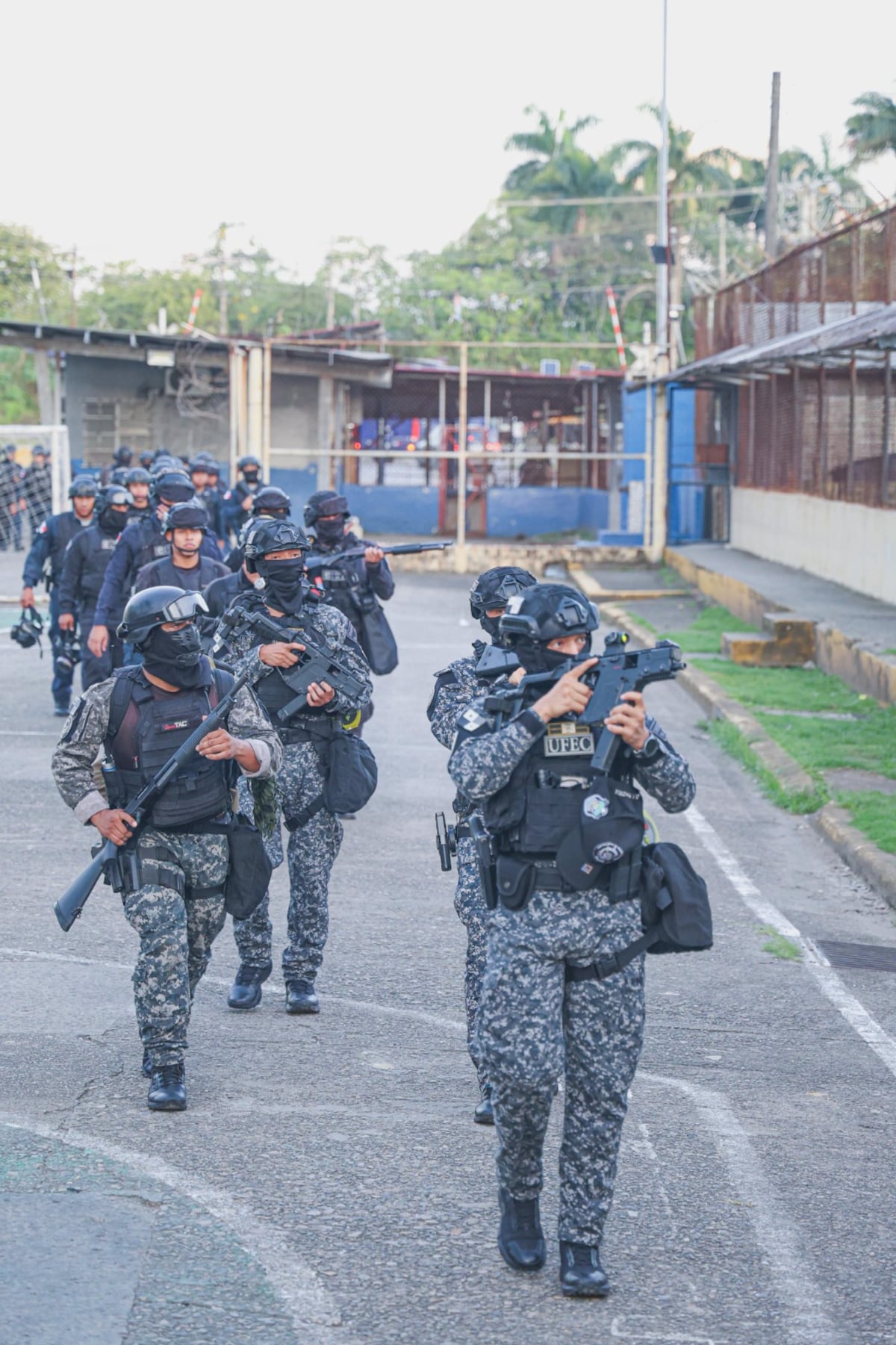 COLÓN | La ofensiva estilo ‘Bukele’ en Nueva Esperanza ponen bajo la lupa celdas y áreas comunes, mientras duras imágenes del operativo provocan comparaciones