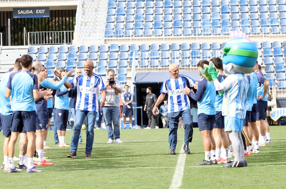 Dely y Darío revolucionan Málaga con la nueva camiseta ‘Retro 25’