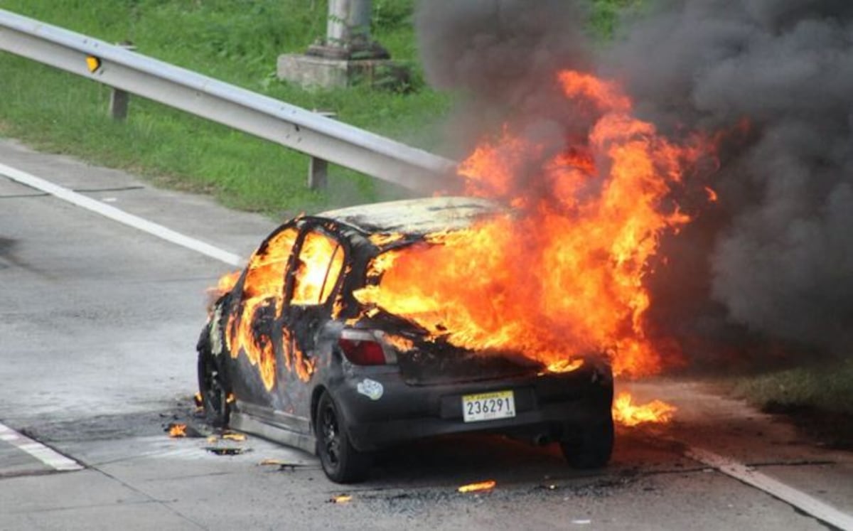 ¡OH MY GOD! Un auto explotó en la Vía Cincuentenario | VIDEO