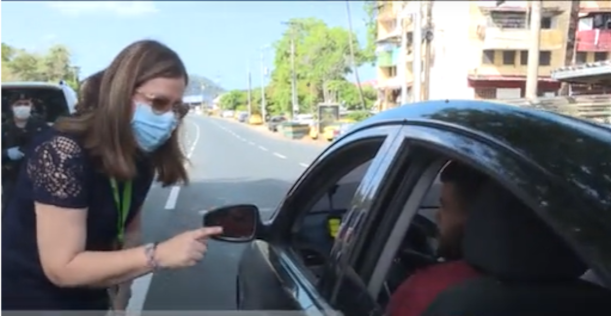 Jueguen vivo. Ministra de Salud se bajó en un retén de control por cuarentena y puso en orden a un conductor . Video