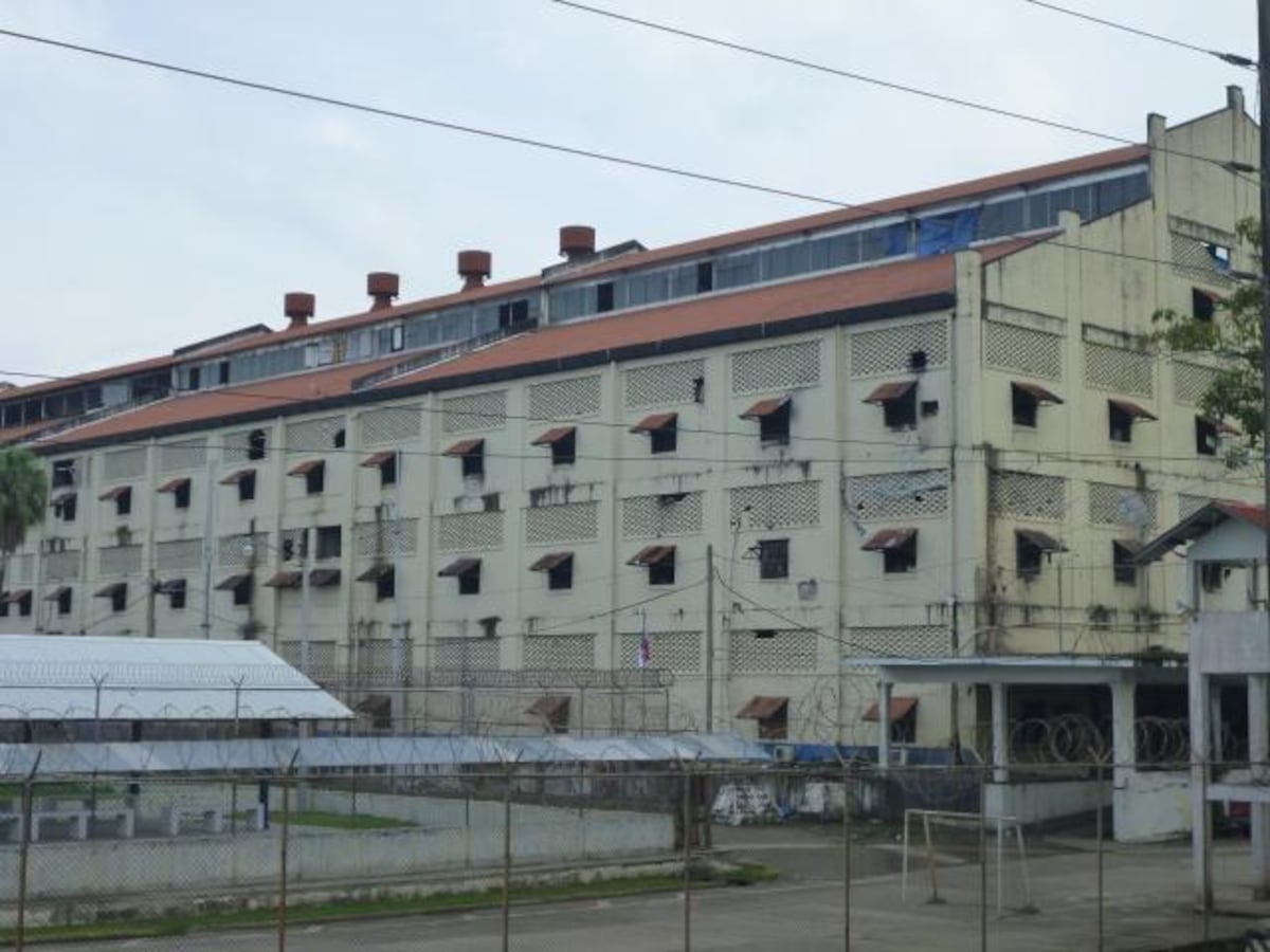 Recluso muere tras caer desde del techo de la cárcel en Colón al intentar agarrar paquete con dron