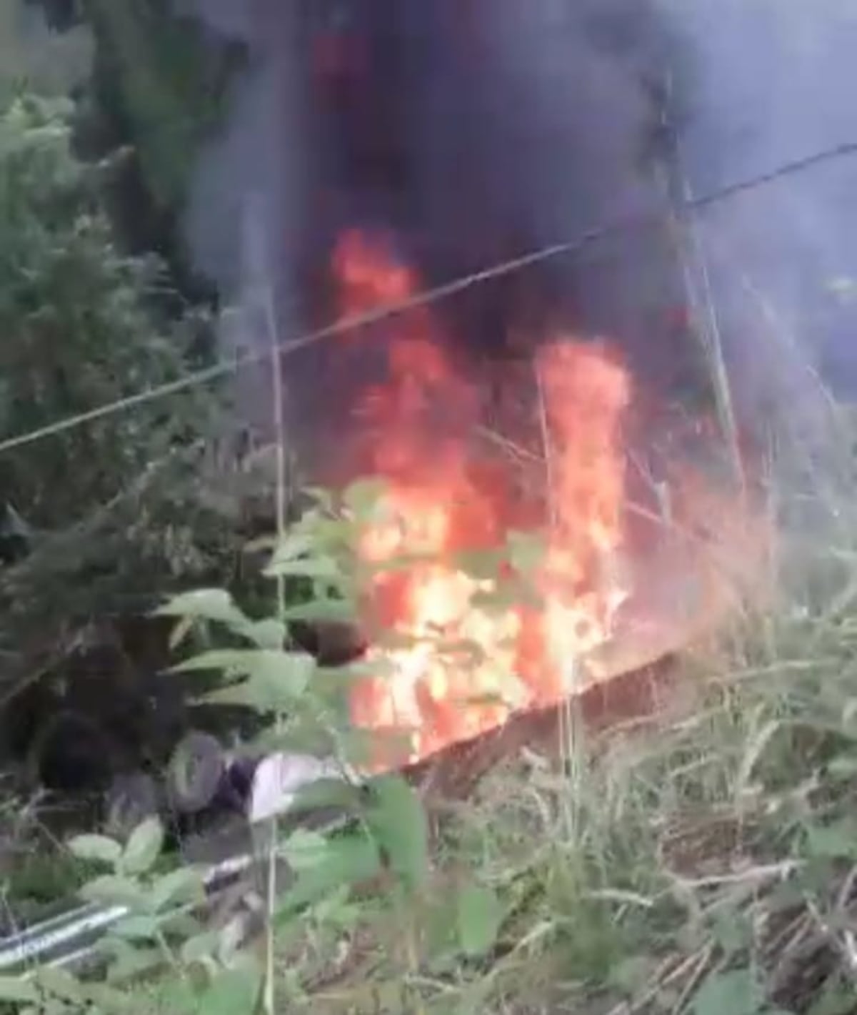 Sáquenme, gritaba el conductor antes de morir. Por chifear un bache, mula cargada de combustible cae a barranco y se prende. Video