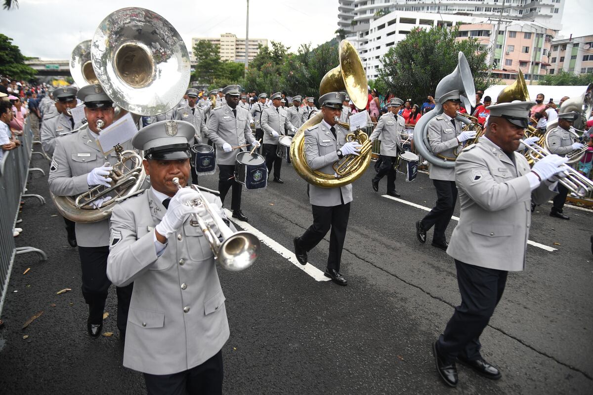 Policías con  toque musical.  Hoy desfilarán en  “el grito de independencia de Santiago”