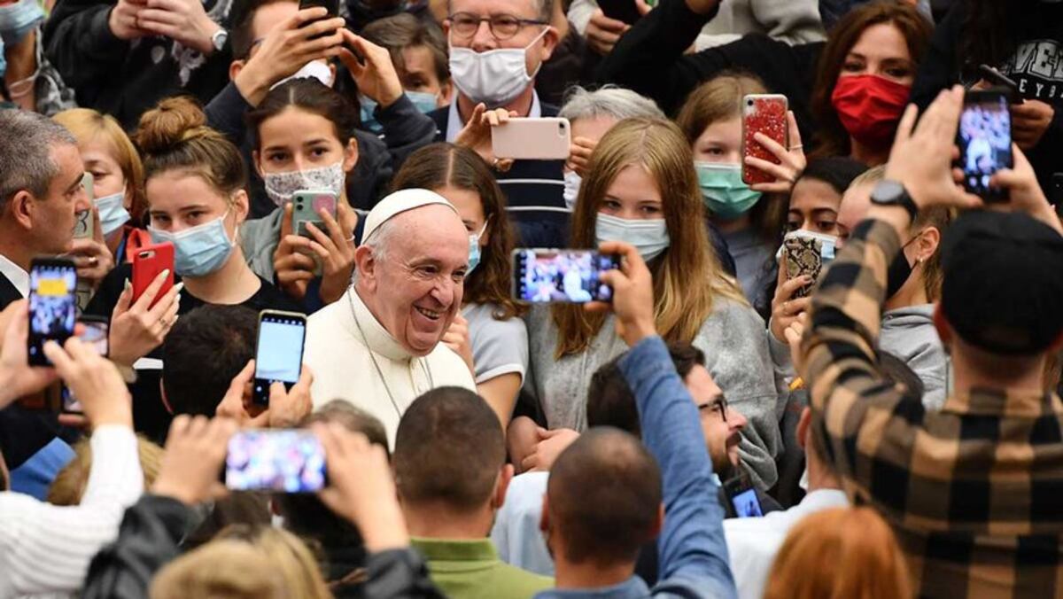 El Papa y sus colaboradores, sin mascarilla a pesar de la obligatoriedad