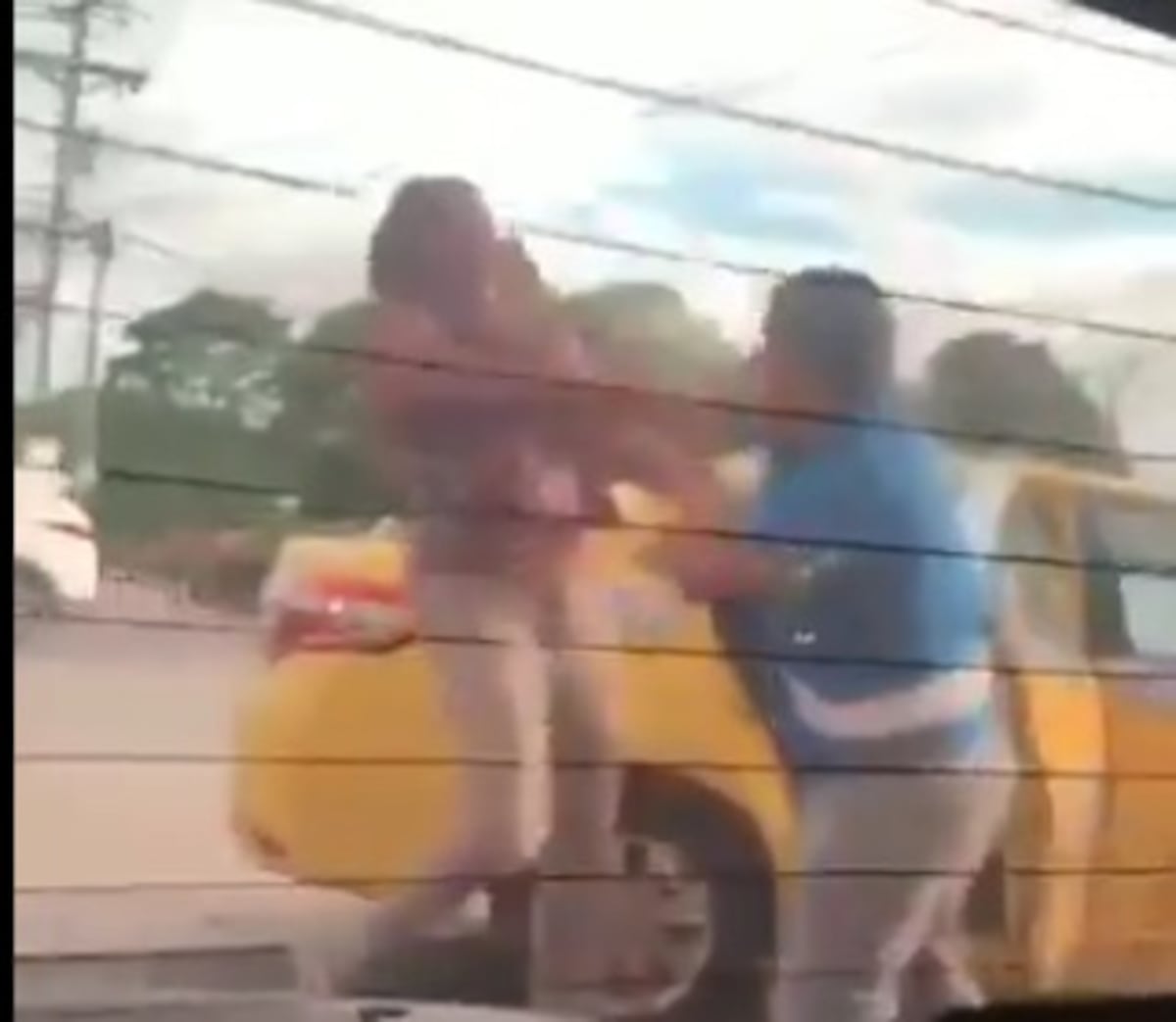 Mujer agredida a puño cerrado por un taxista da su versión.  Él también. Video viral