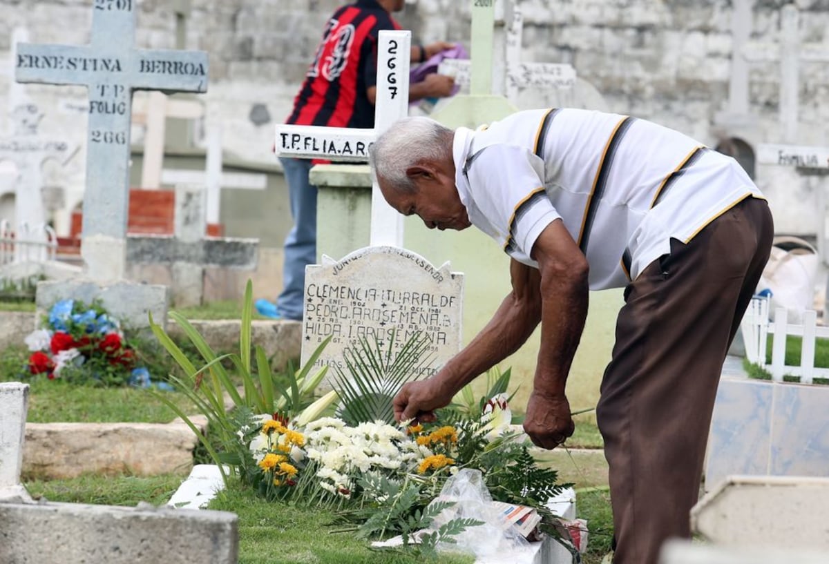 Recomiendan a las personas no permanecer más de 30 minutos en los cementerios por la covid-19 en Panamá