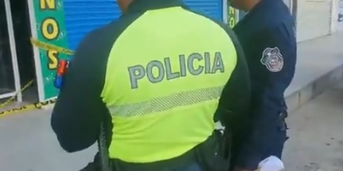 De película. Robo a mano armada en casa de empeño en La Doña. Tras persecución policías capturan a dos. Video