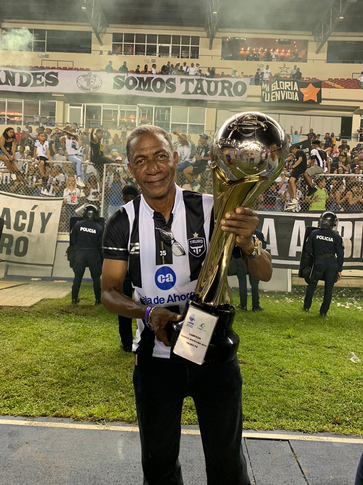 Falleció Roberto Hansell, primer capitán del Tauro FC