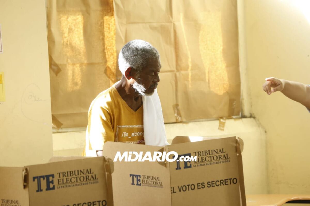 Delegado detecta lista de asistencia en centro de votación. Los PRD ejercen su voto en las primarias. Videos