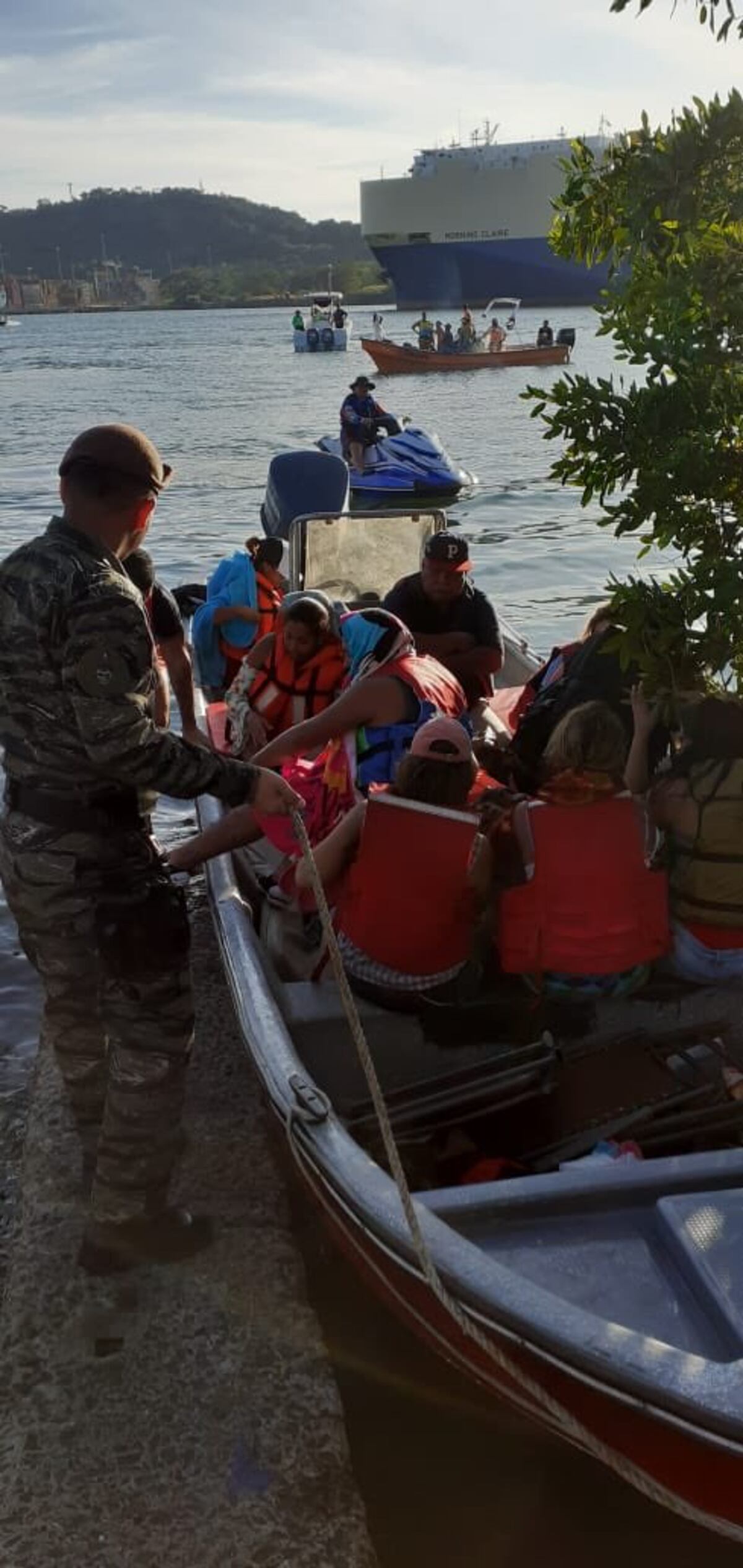 Video. Captan a embarcación estatal con chicas en trajes de baño en Taboga. La Policía aclara