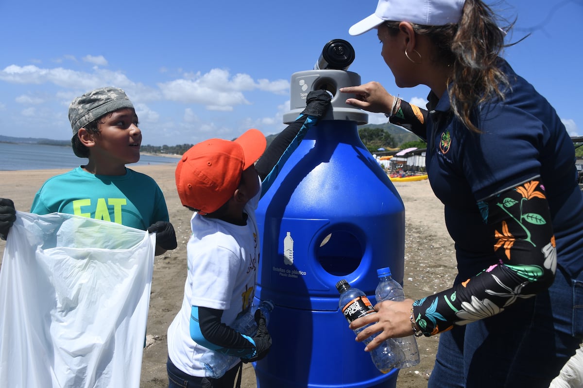 Colocan contenedores para disposición correcta de botellas plásticas en playa Veracruz