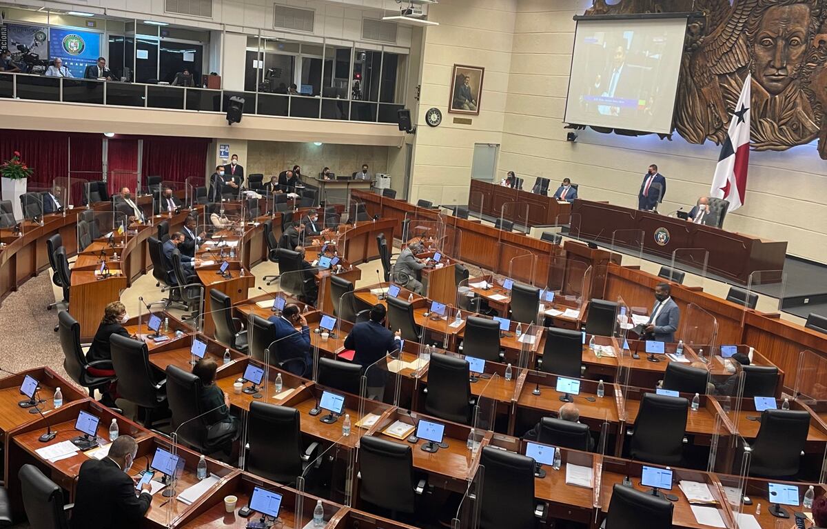 Diputados reaccionan al tema de las licencias con sueldo. La lista de alcaldes y representantes es larga