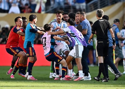 FIFA sanciona a cinco jugadores y a la AFA tras incidentes en la final del Mundial 2026