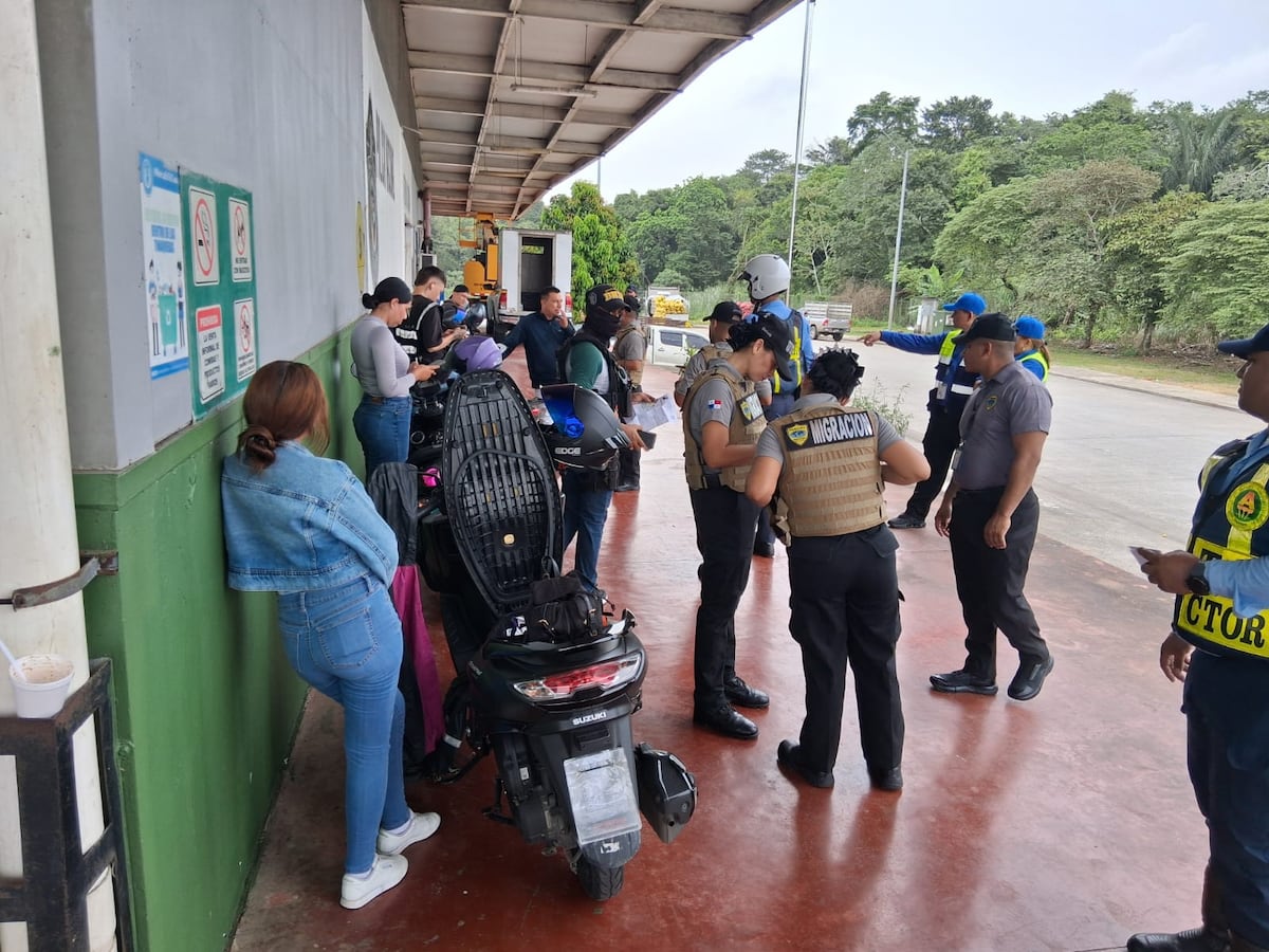 LA SEMANA DE LOS ‘GOTA A GOTA’. Iba en moto, cargaba cinco tarjetas y dinero: colombiano cae en operativo en Merca Panamá