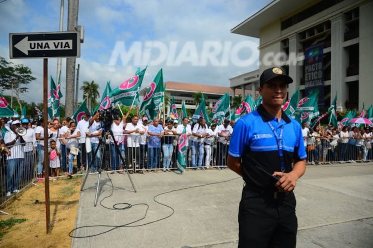 Con banderas del partido CD, seguidores de Martinelli protestan en el TE