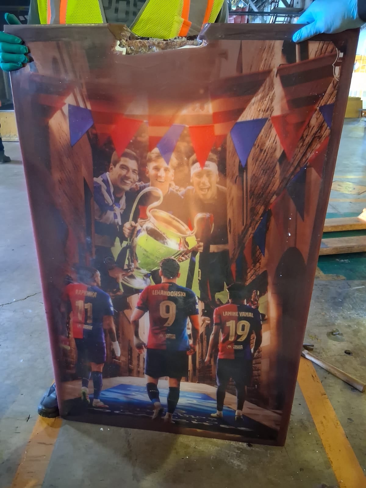 Maleta con pastillas rosadas y cuadro del Barca con droga caen en Tocumen