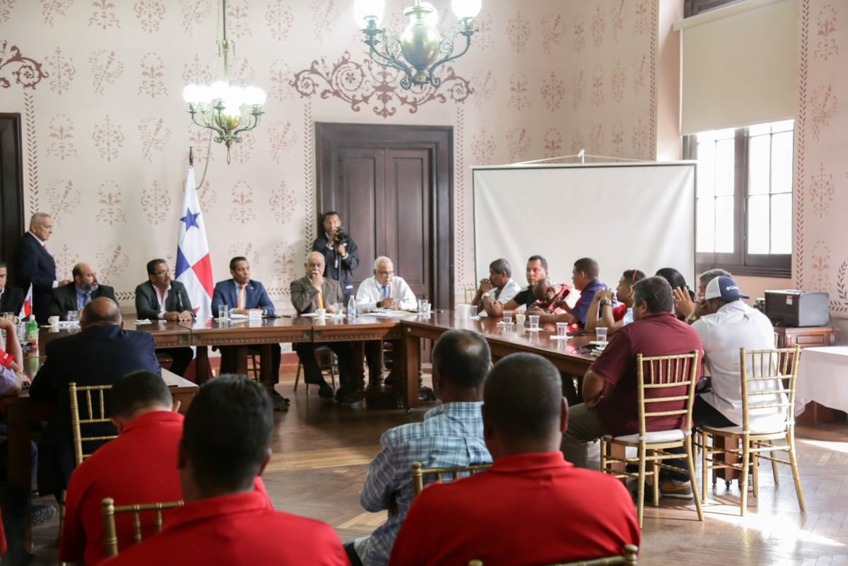 Transportistas y el Gobierno se reúnen, acuerdan conformar mesa de trabajo