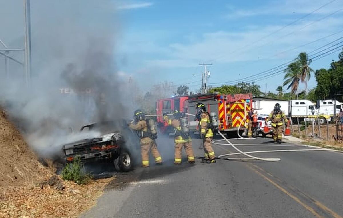 Carro se incendia al salir de la gasolinera en Los Santos