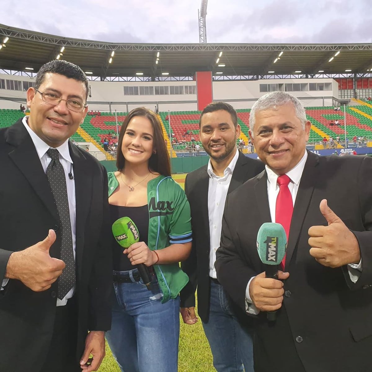 Empezó el béisbol juvenil  y TVMax reemplaza a Ana Lorena por una bella chica