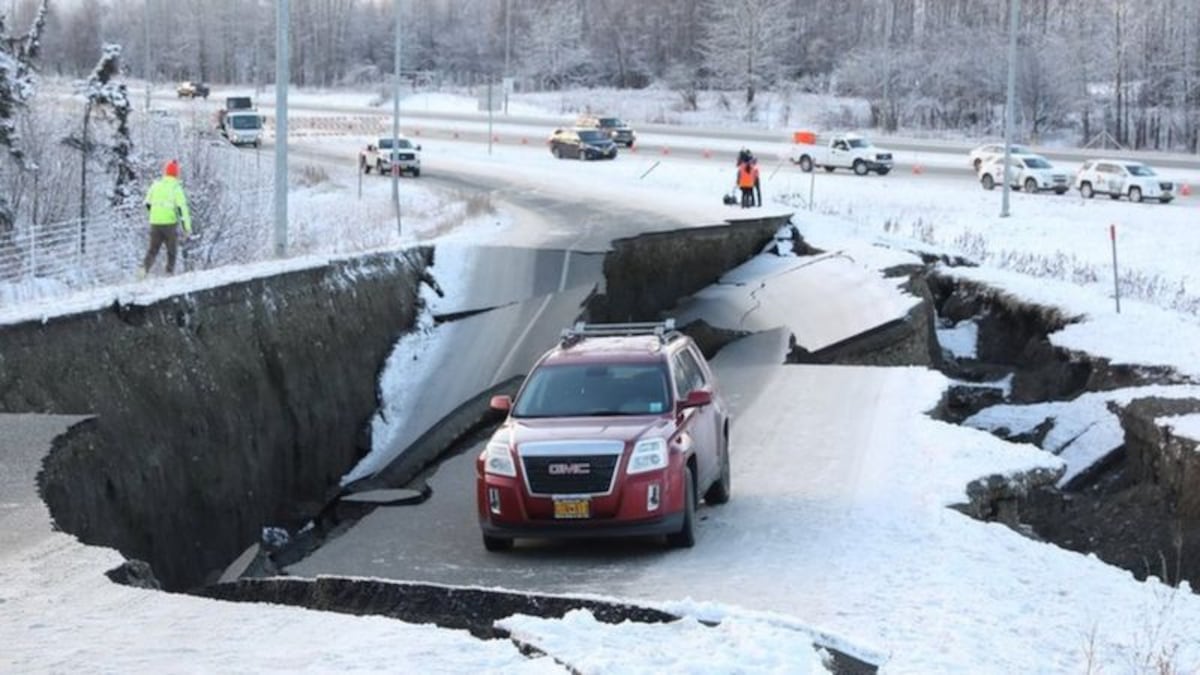 Alaska rebaja la alerta de tsunami tras el terremoto de magnitud 7,5 pero mantiene las evacuaciones