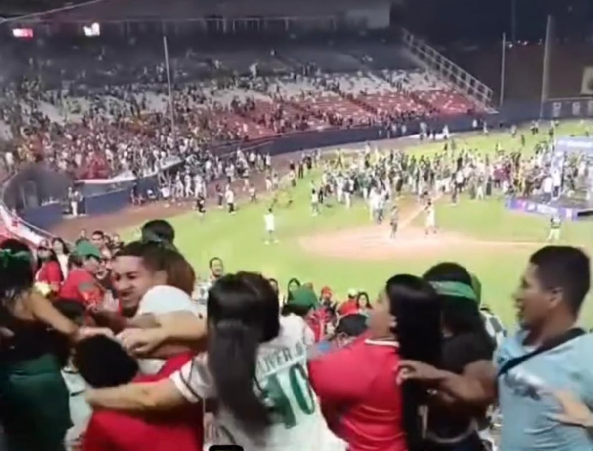 VIDEO | Tras el triunfo de Bocas del Toro sobre Chiriquí, fanáticos protagonizan pelea en las gradas y una persona toma celulares en plena trifulca