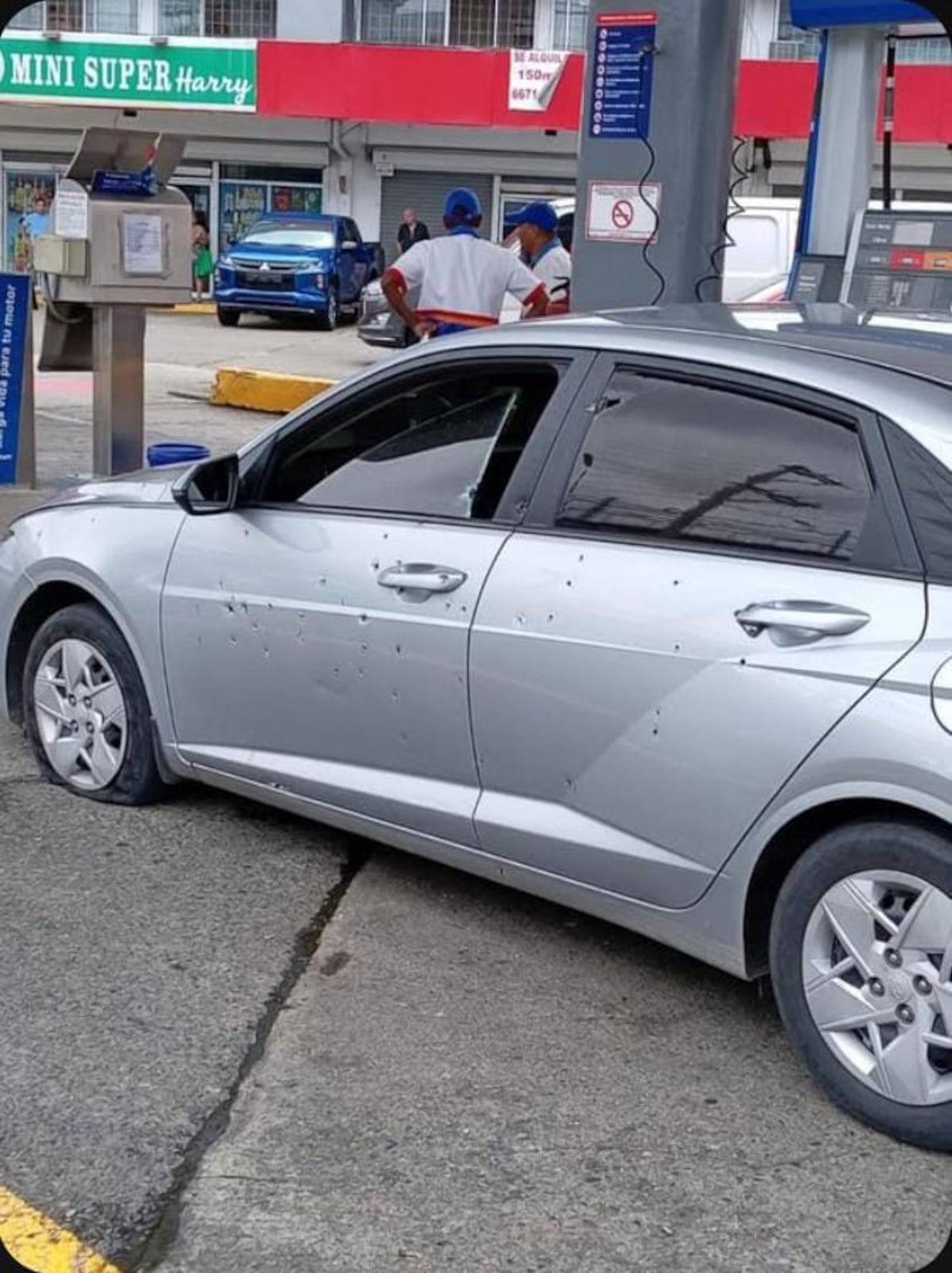 ‘Dondo’, señalado como cabecilla de ‘Los BB’ se bajó por unas herramientas para arreglar una llanta ‘flat’ y su auto recibió más de 40 disparos +VIDEOS