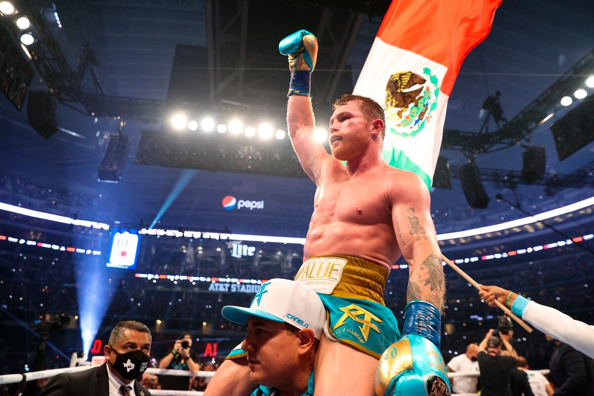 ‘Canelo’ Álvarez vence a Saunders tras ocho asaltos y le quita su cinturón