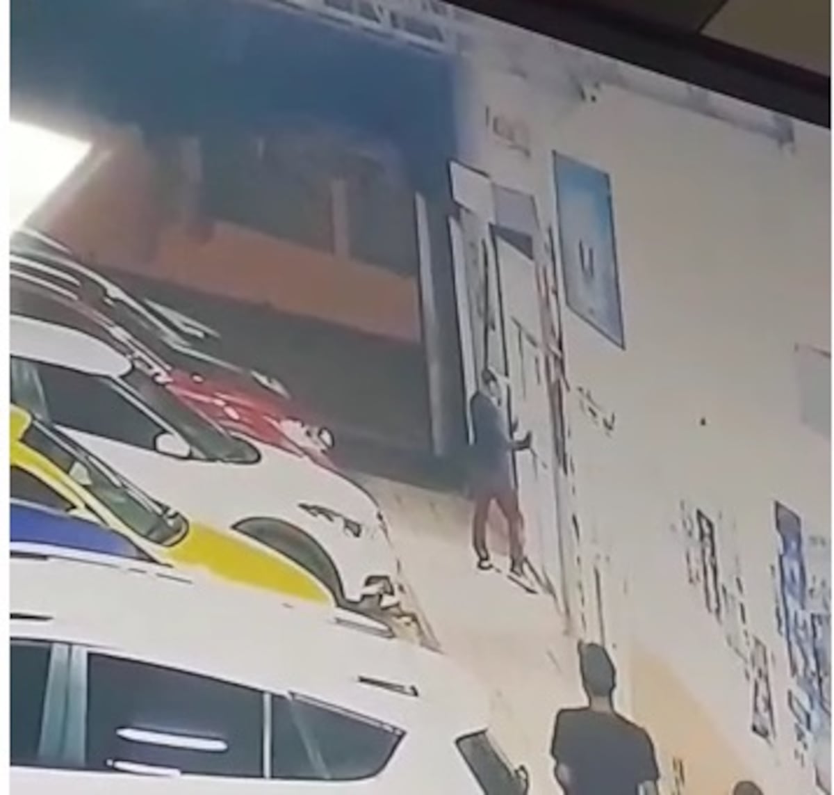 Asesinan a un sujeto dentro de una barbería. Cámara capta al presunto homicida. Videos 