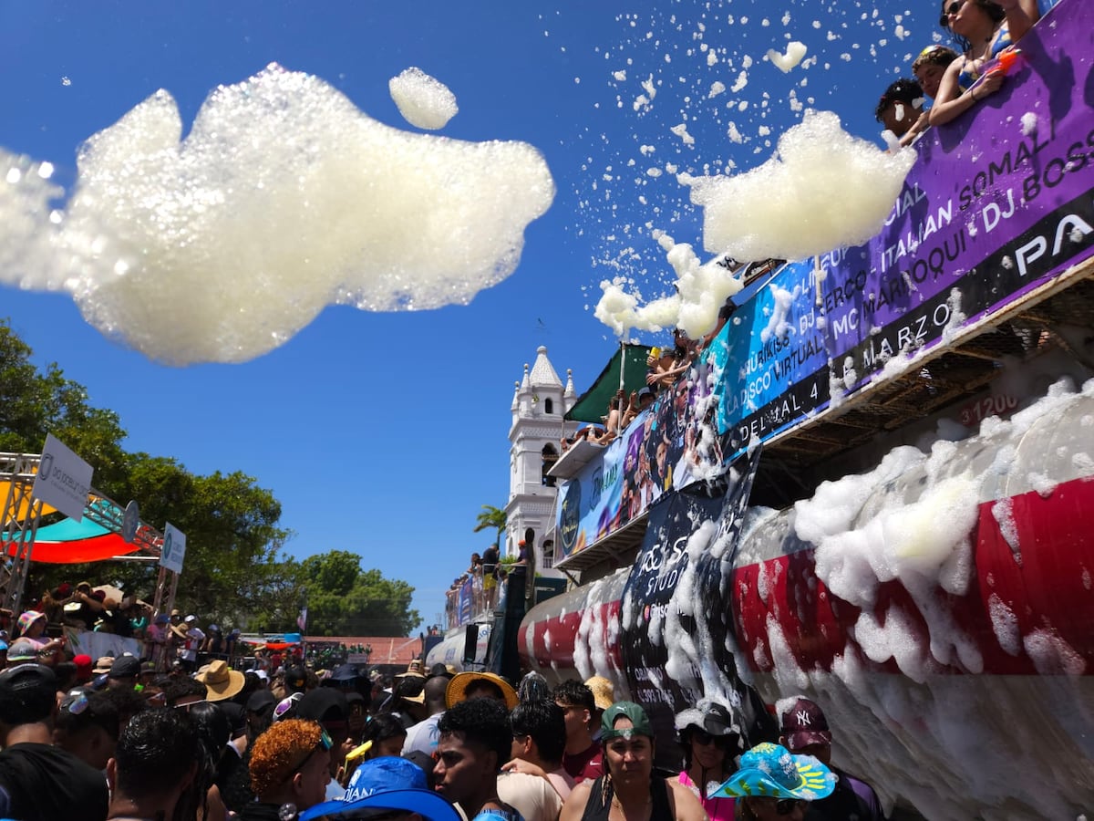 En vivo: Akim, rey del Carnaval 2025 llega a los culecos de Santiago