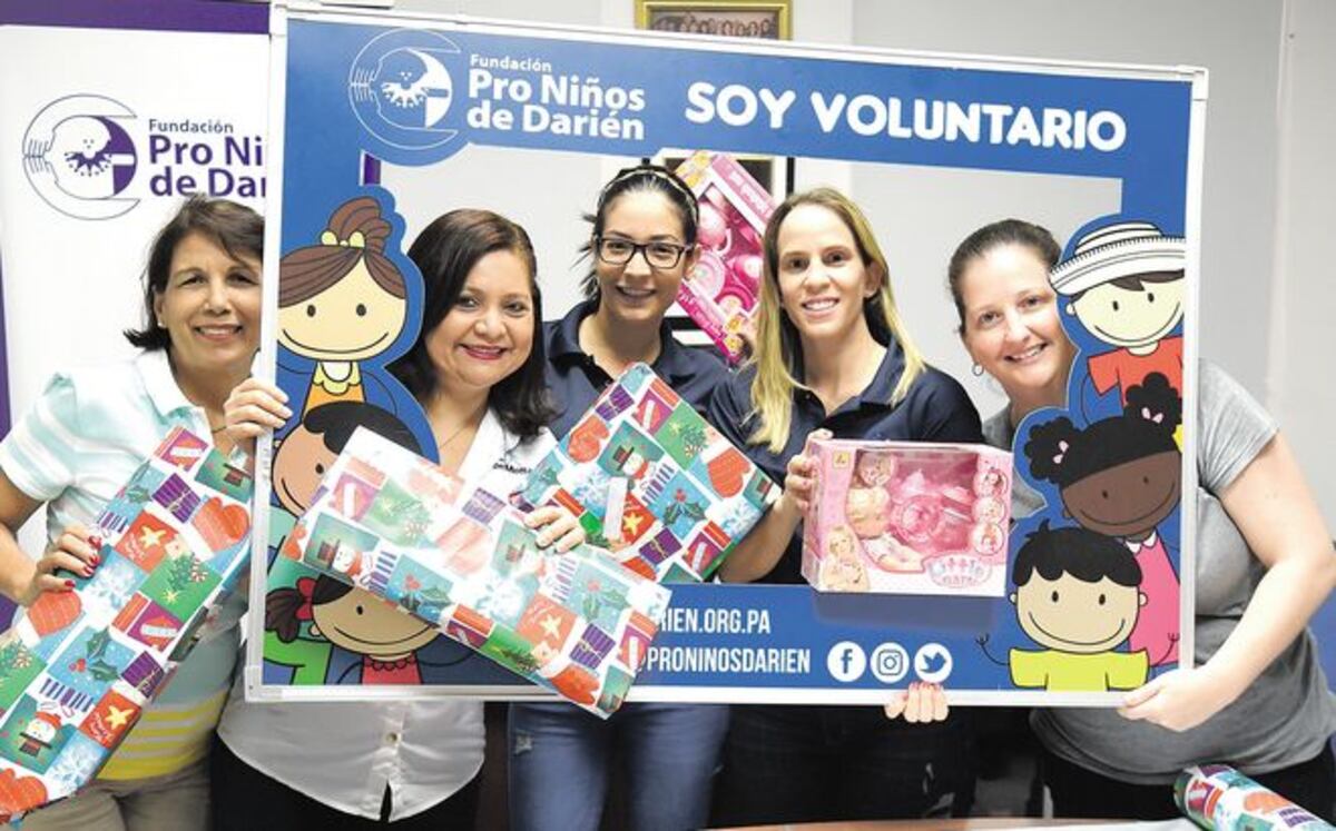 Voluntarios envuelven regalos para niños de Darién 