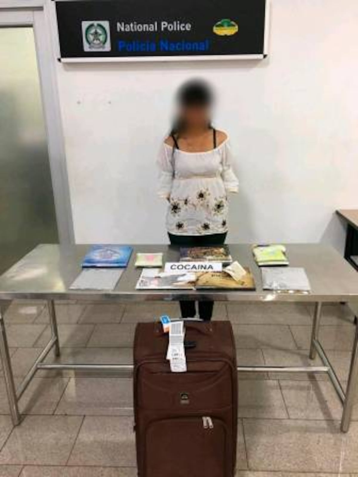 Capturan en Colombia a mujer que iba a India con cocaína camuflada en libros