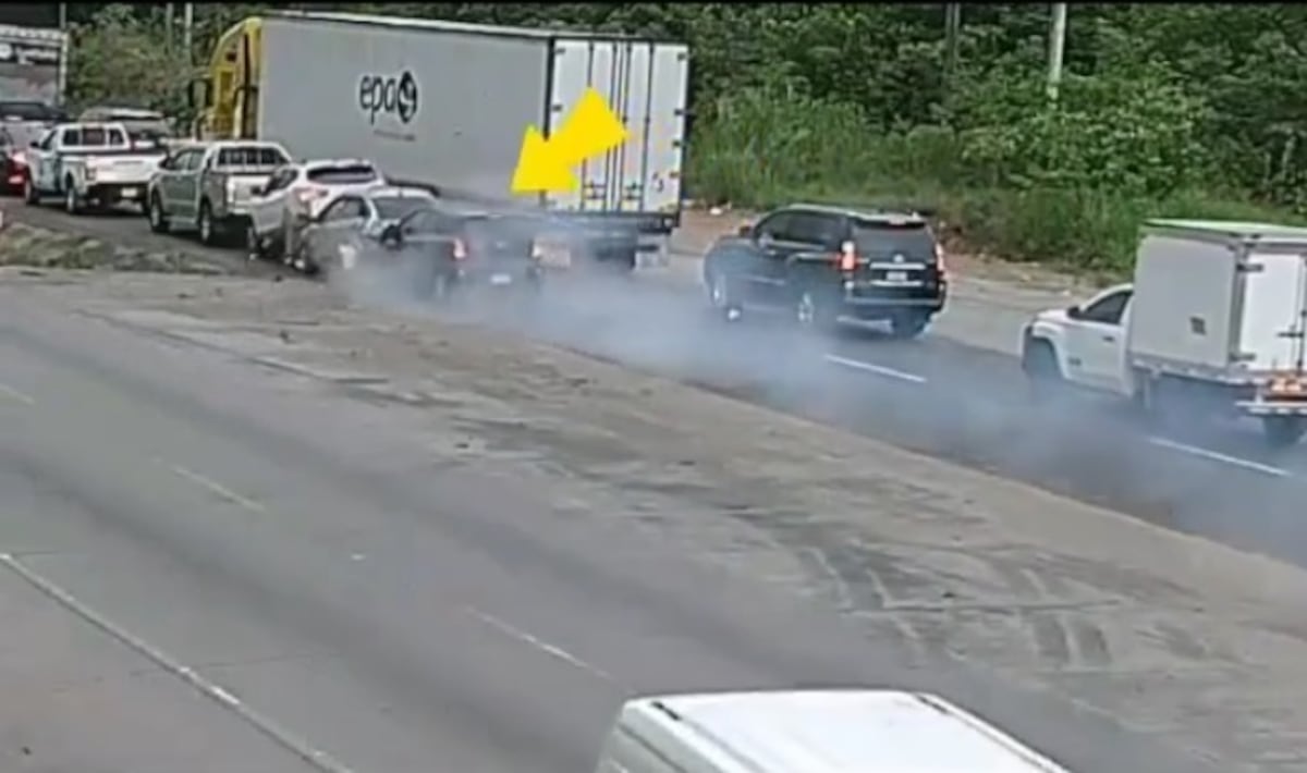 Video. Borracho y amanecido.  Conductor ebrio en plena vía Panamericana colisiona ‘a toda mecha’ a 3 autos que estaban detenidos