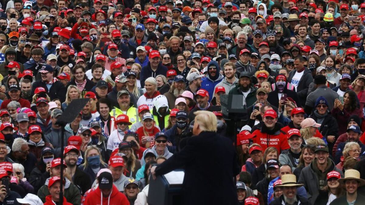 La campaña electoral en Estados Unidos entra en la recta final con la pandemia desbocada