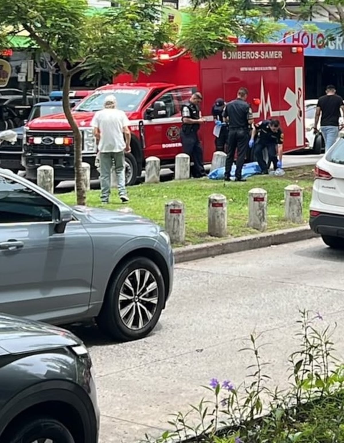 Momentos de angustia en Vía Argentina: salió de un restaurante y se desplomó en plena calle