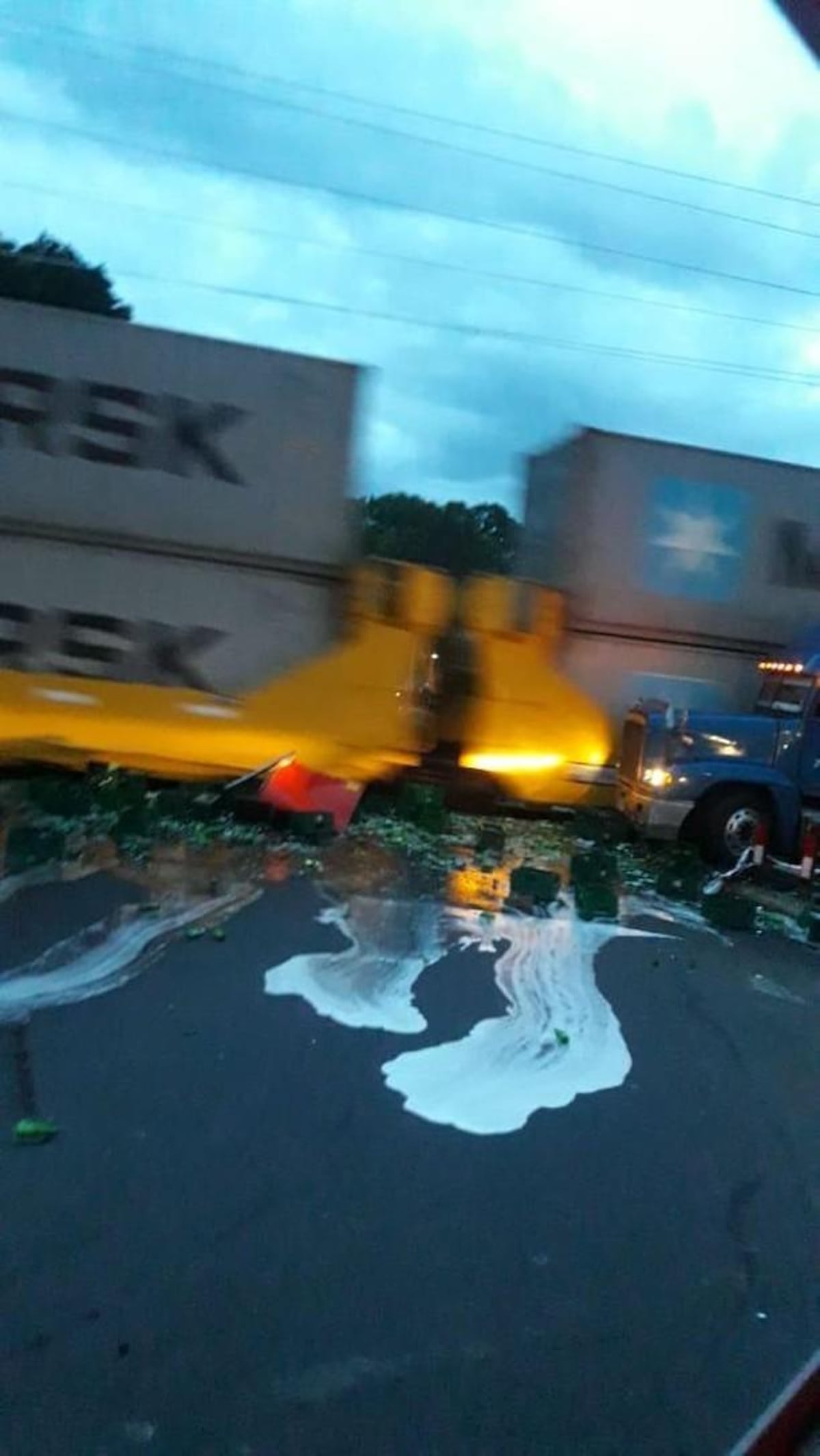 Impactante. Colisión entre un tren y articulado en pleno cruce de Pedro Miguel 