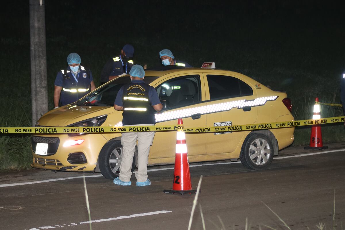 Asesinan a taxista en la 24 de Diciembre. Una mujer resultó herida