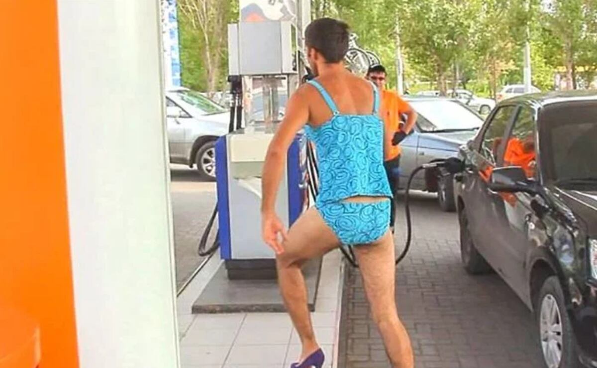 ¡Se salió de control! Ofrecían gasolina gratis a quienes se vistieran con bikini y esto fue lo que sucedió | Fotos