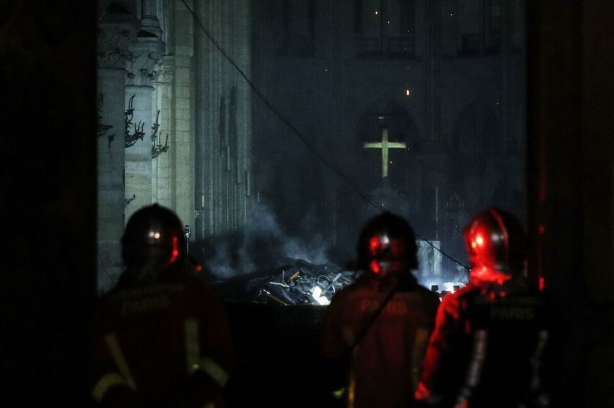 Bomberos evitaron que Notre Dame se quemara hasta cimientos 