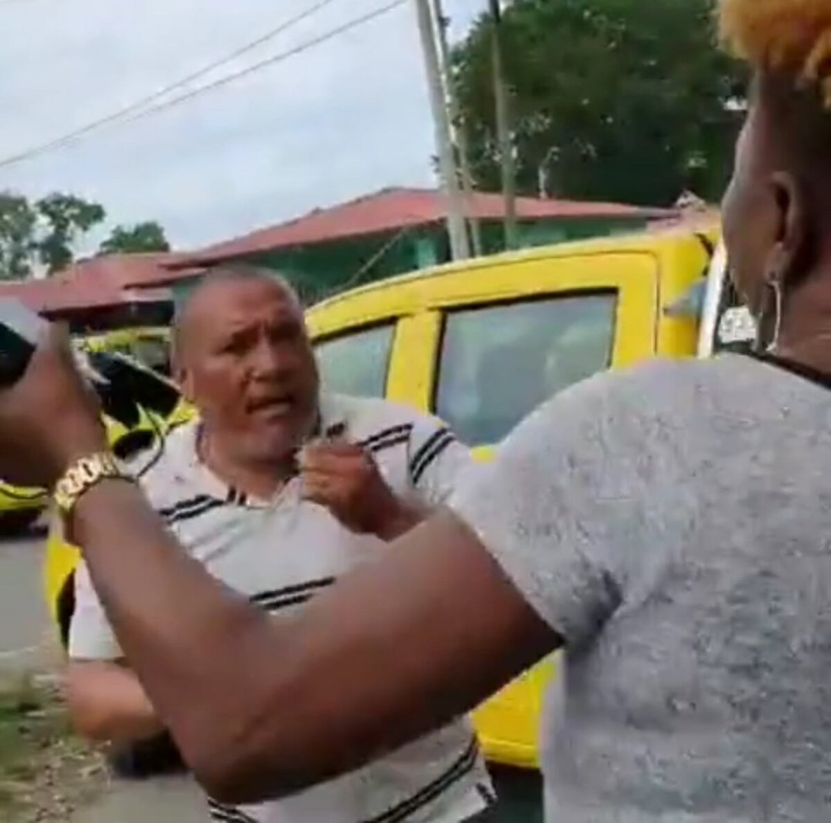 Está detenido. Taxista que participaba en cierre de calle se arrebató y golpea a una doctora. Video