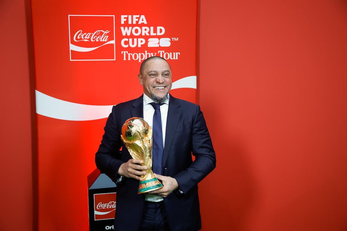 Roberto Carlos y Karanka dan la bienvenida al trofeo del Mundial en su visita al Bernabéu 