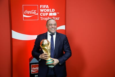 Roberto Carlos y Karanka dan la bienvenida al trofeo del Mundial en su visita al Bernabéu 