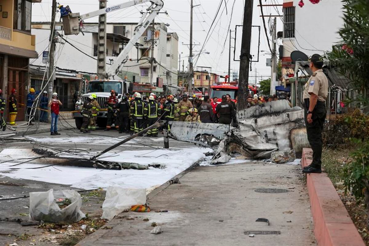 Avioneta cae en una transitada calle de Guayaquil y deja dos muertos