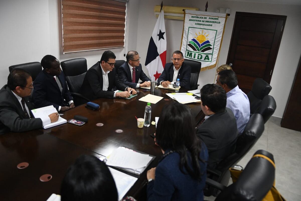 Ministro Valderrama no da pista del futuro de los trabajadores de Aupsa