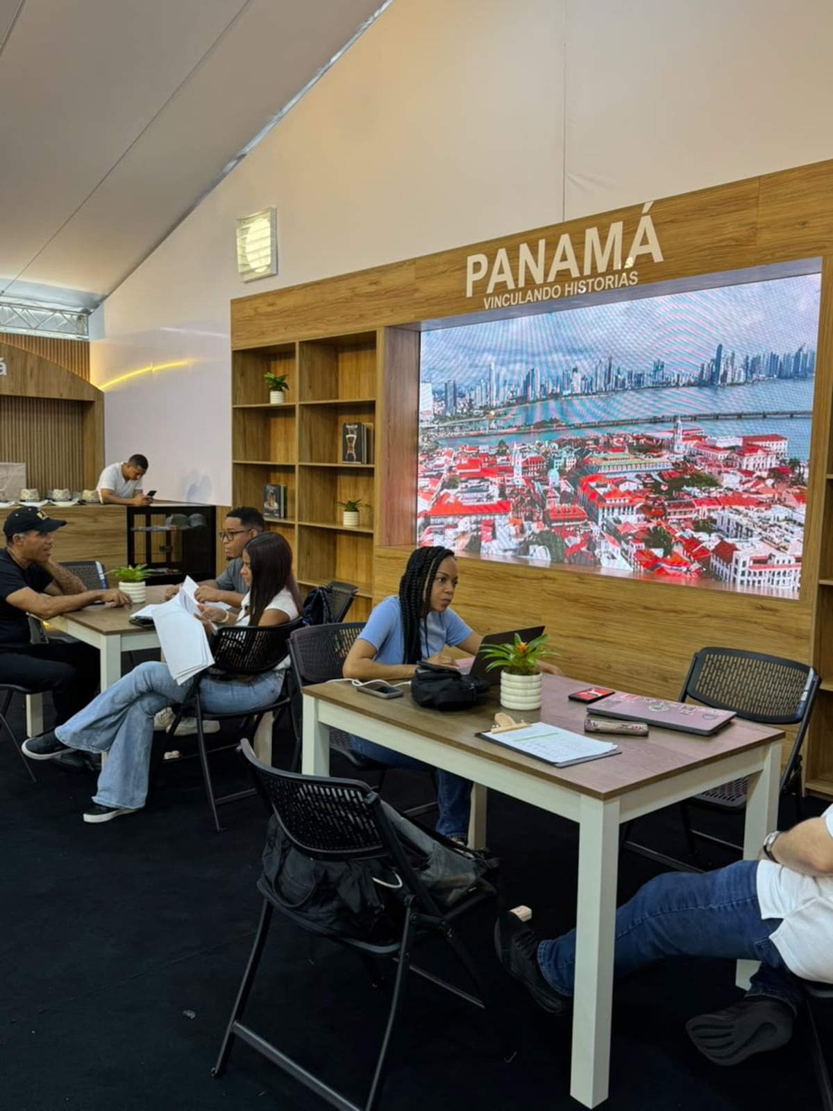 Libros, polleras, cine y música ponen a Panamá en el centro de Santo Domingo