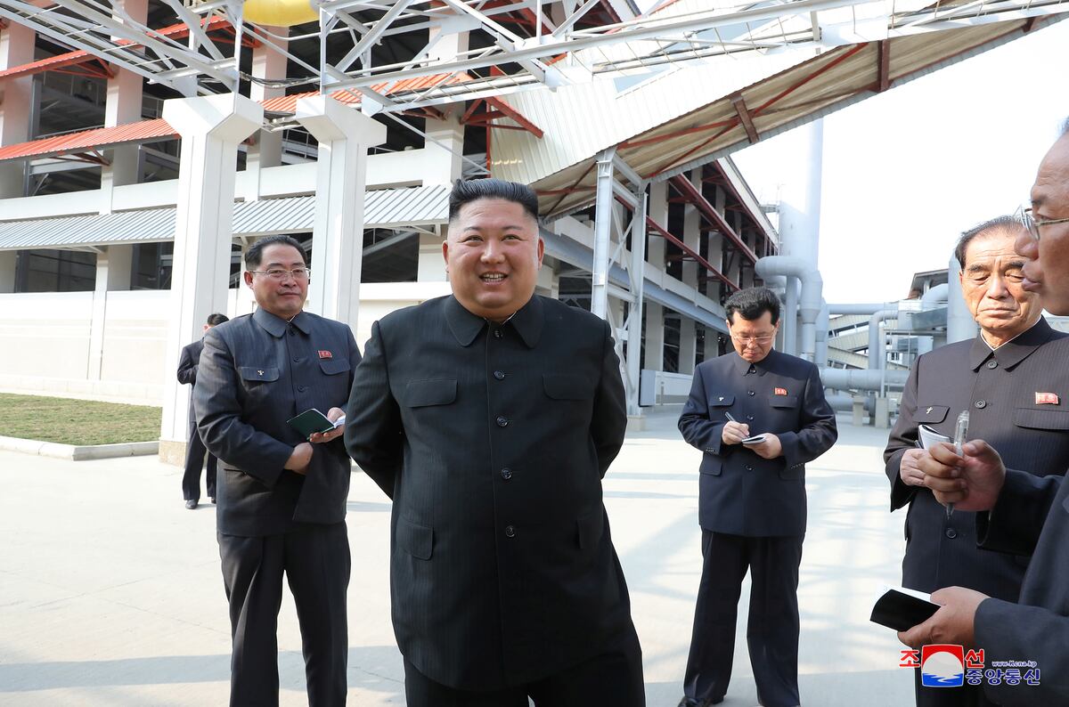 Kim Jong Un reaparece y con tremenda sonrisa