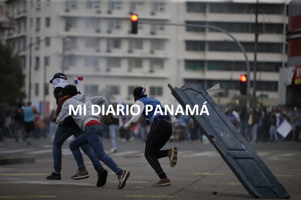 Los servidores públicos de la Asamblea no los dejaron entrar  y los mandaron a su casa