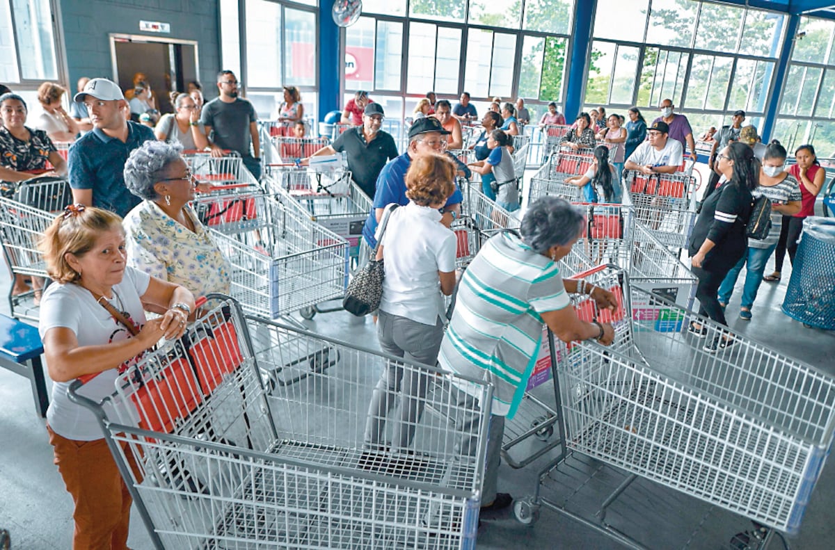 Largas filas. Estas pudieron ser las causas de lo que se vivió este viernes en los supermercados  