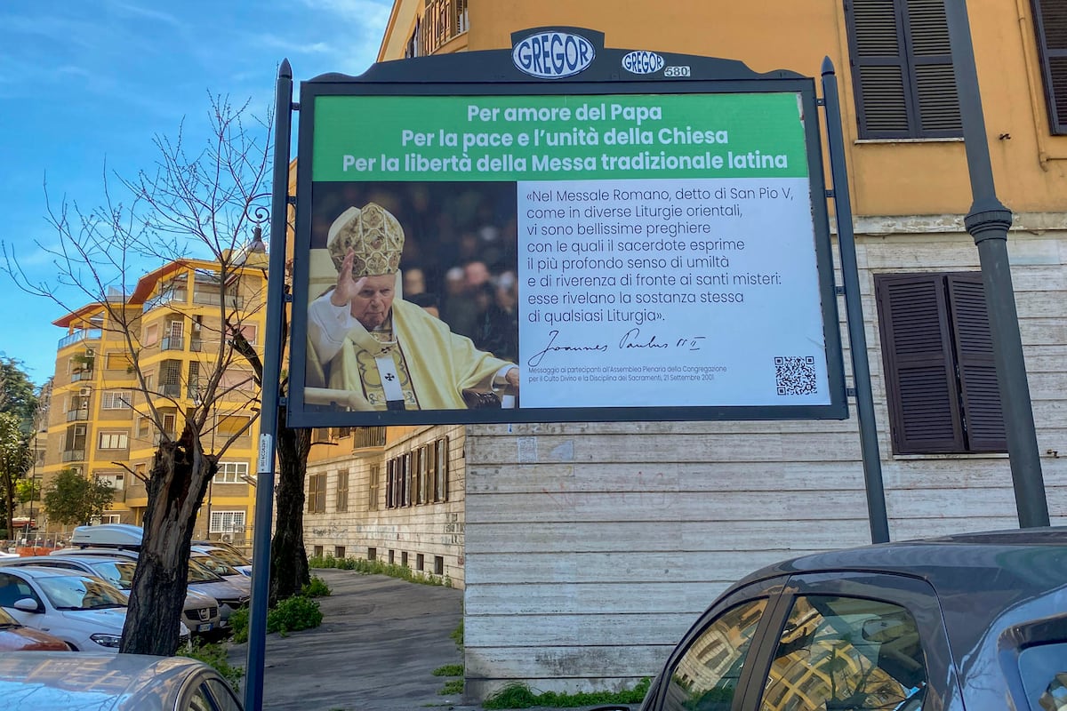 Aparecen carteles contra la decisión del papa de limitar la misa en latín